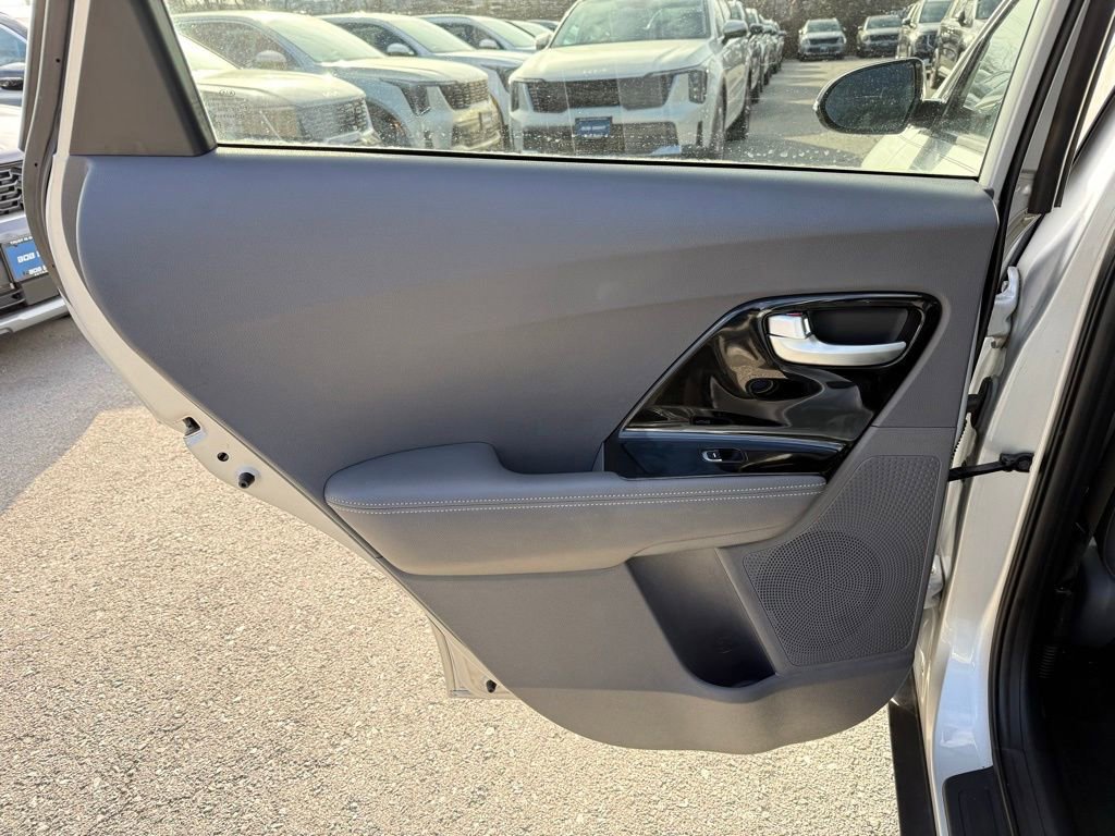 Used 2018 Kia Niro EX image 10