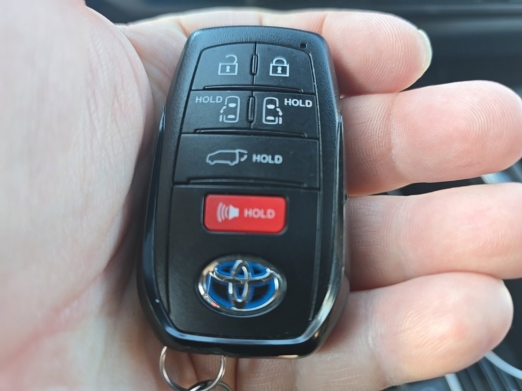 Used 2025 Toyota Sienna XSE image 21
