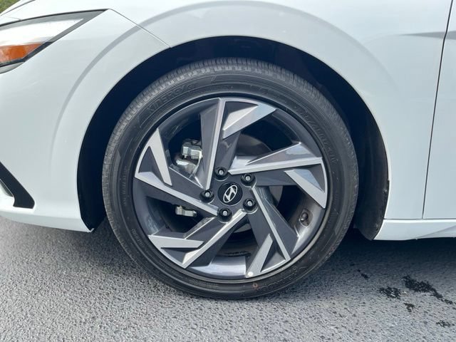 Used 2026 Hyundai Elantra Limited FWD image 5