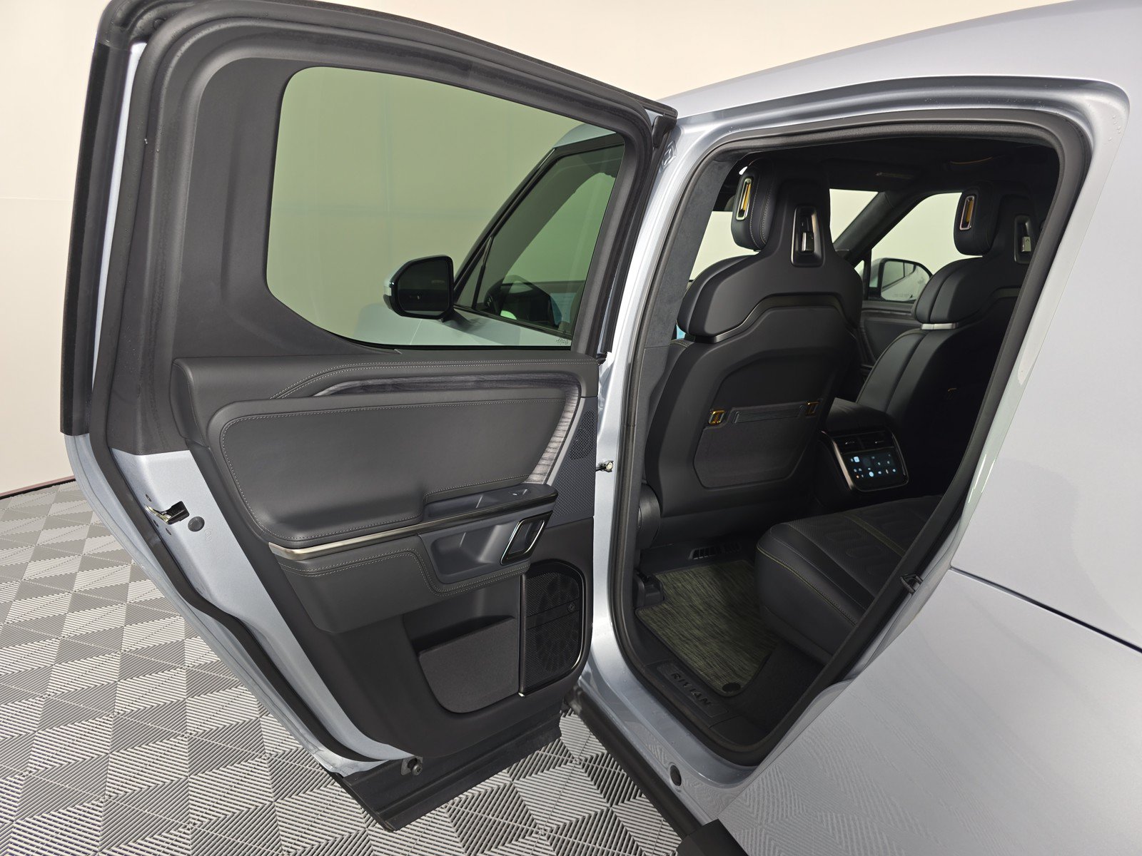 Used 2024 Rivian R1T Adventure AWD/4WD image 14