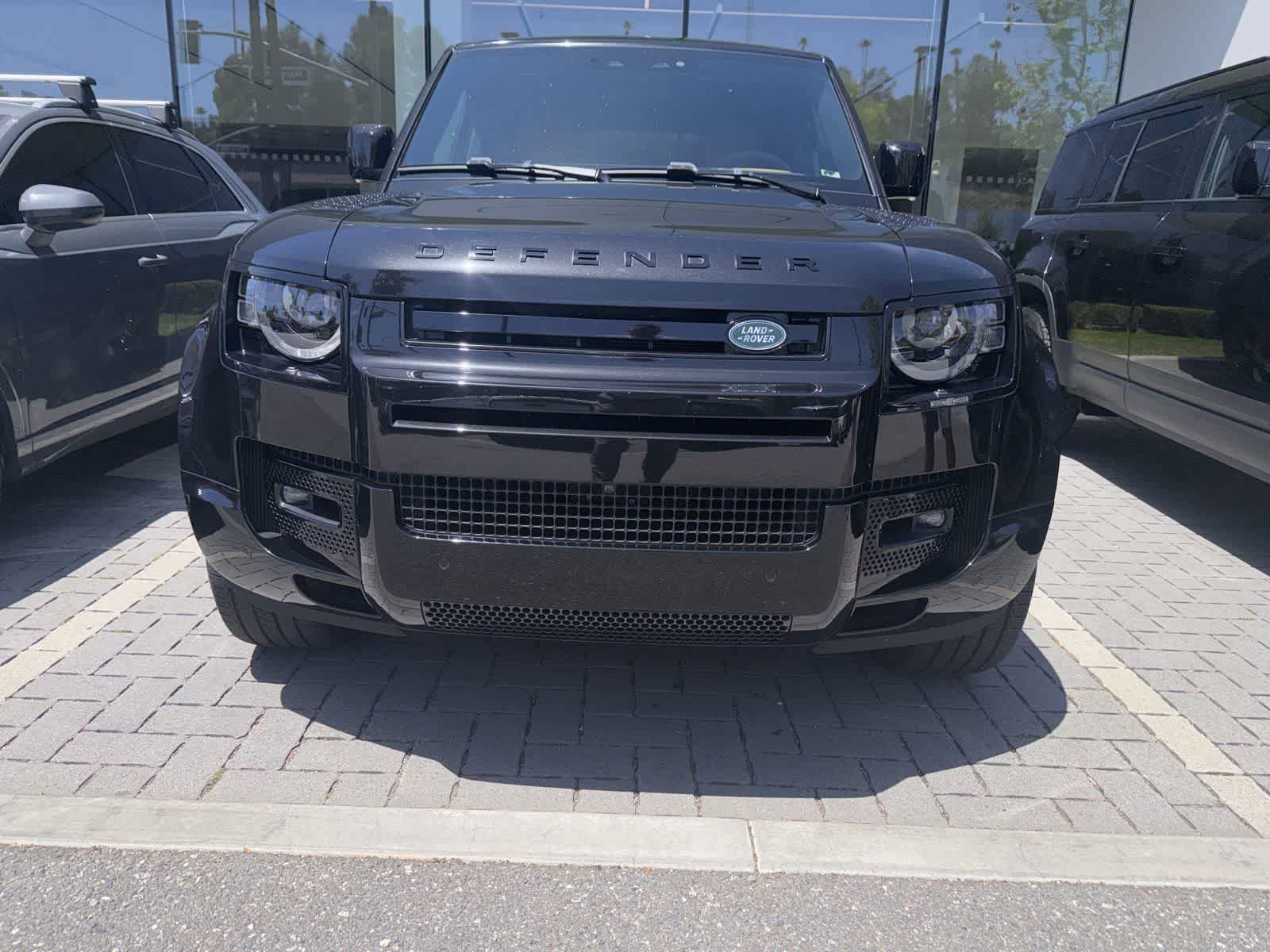 Used 2023 Land Rover Defender 110 V8 AWD/4WD image 2