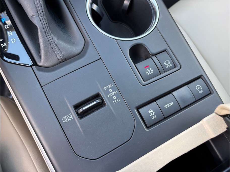 Used 2020 Toyota Highlander XLE FWD image 31