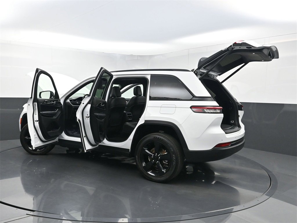 Used 2023 Jeep Grand Cherokee Altitude image 40