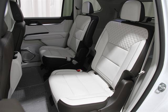Used 2025 GMC Acadia Denali w/ LPO, Floor Liner Package FWD image 19