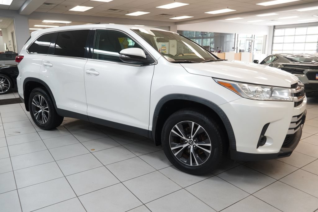 Used 2019 Toyota Highlander LE AWD/4WD image 13