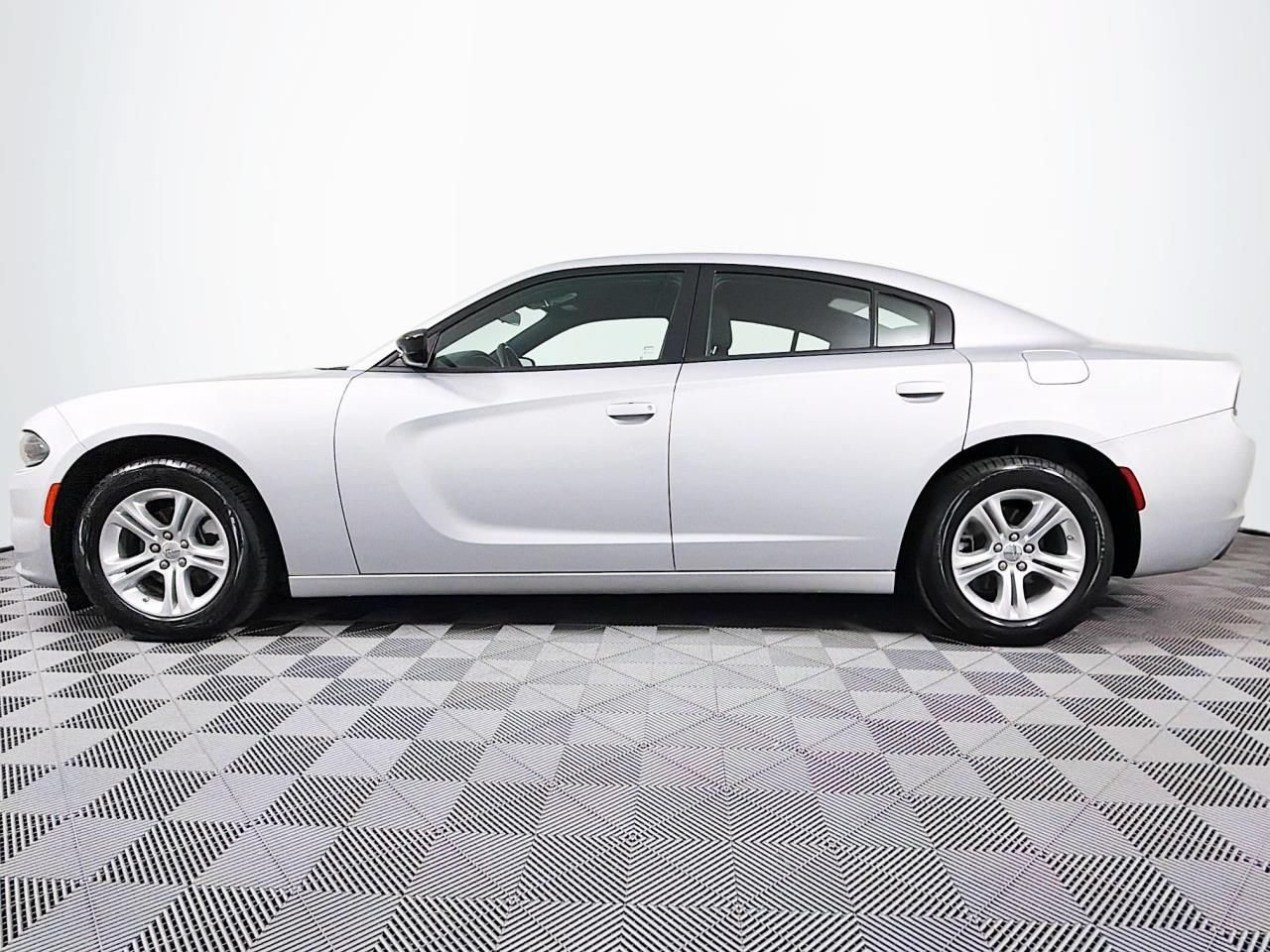 Used 2023 Dodge Charger SXT RWD image 7