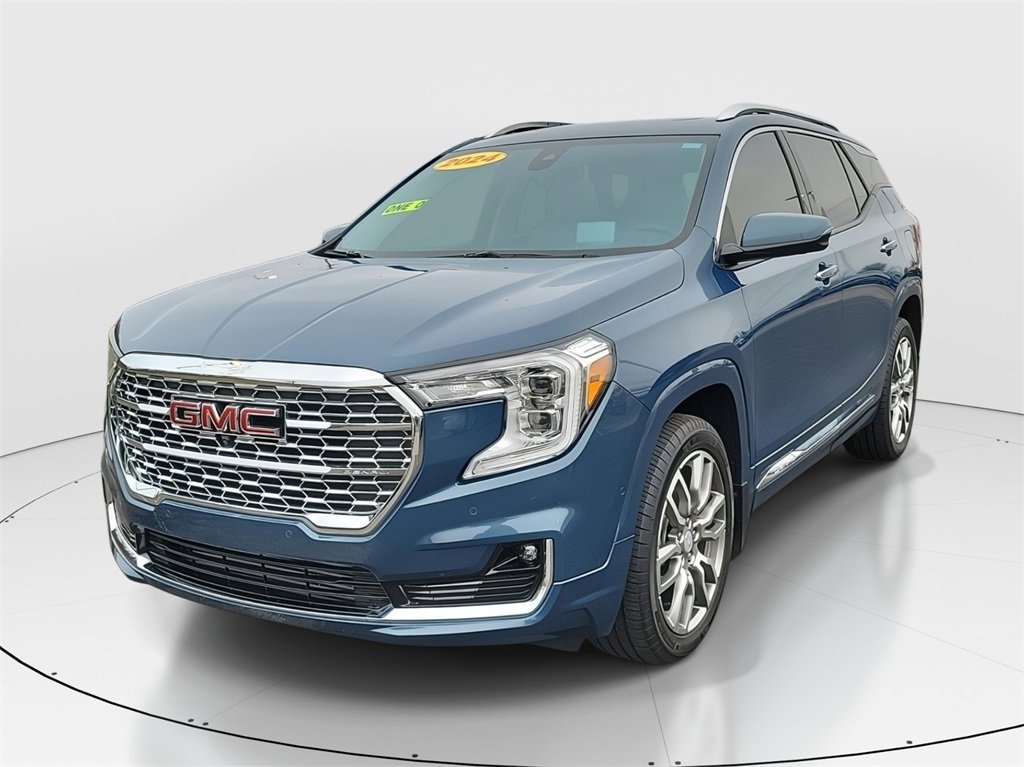 Used 2024 GMC Terrain Denali w/ Denali Premium Package image 2