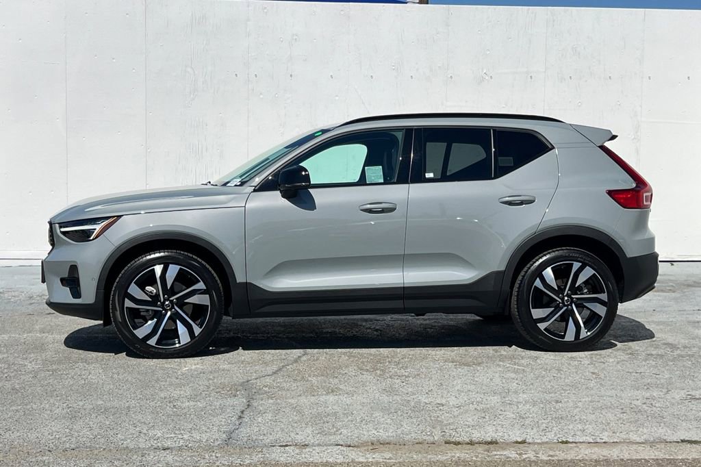 Used 2024 Volvo XC40 B5 Plus w/ Protection Package Premier image 6