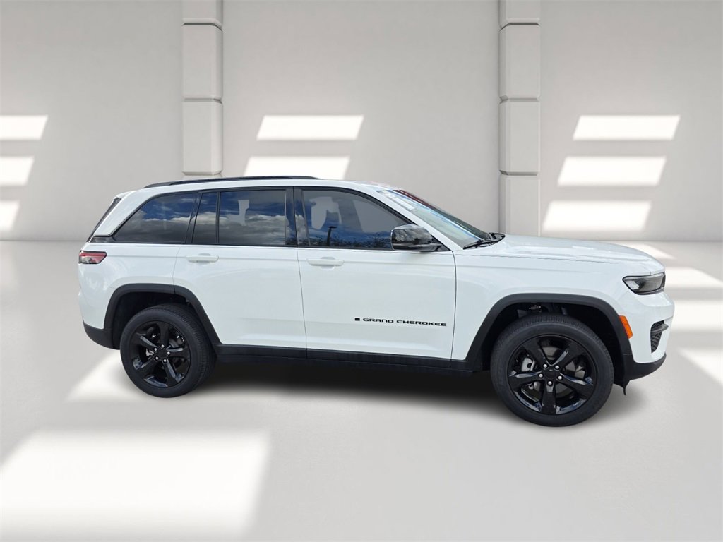 Used 2022 Jeep Grand Cherokee Altitude image 3