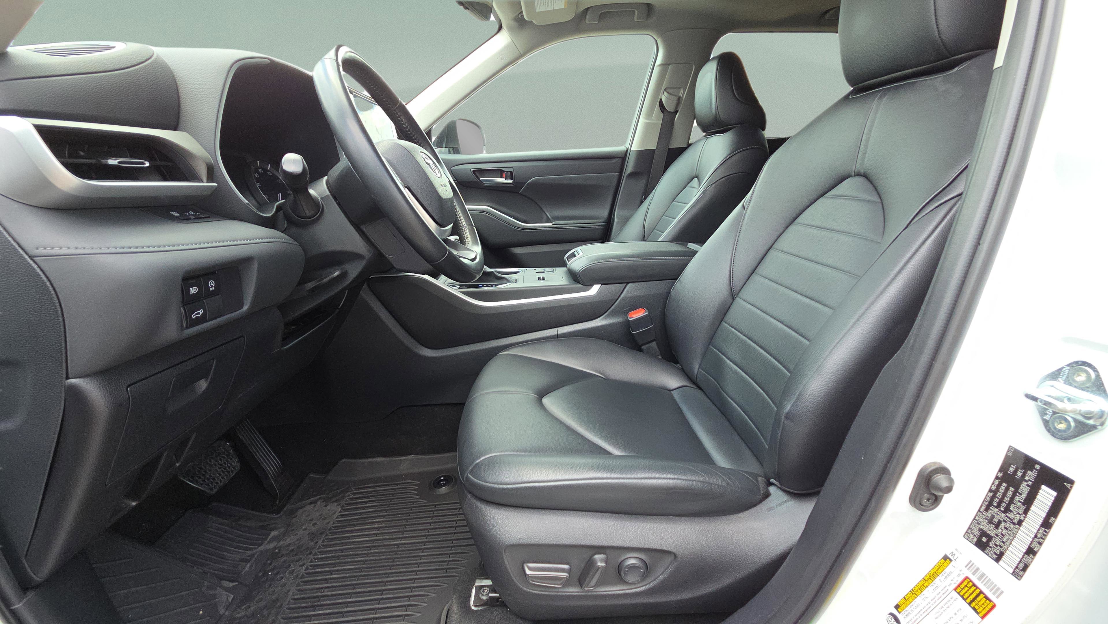 Certified 2024 Toyota Highlander XLE FWD image 11