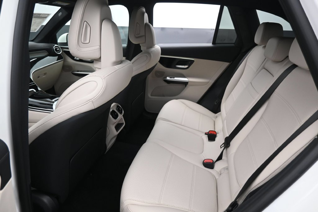 Used 2025 Mercedes-Benz GLC 300 4MATIC image 26