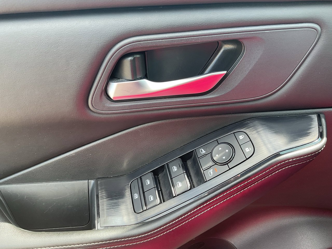 Used 2025 Nissan Rogue SV FWD image 17