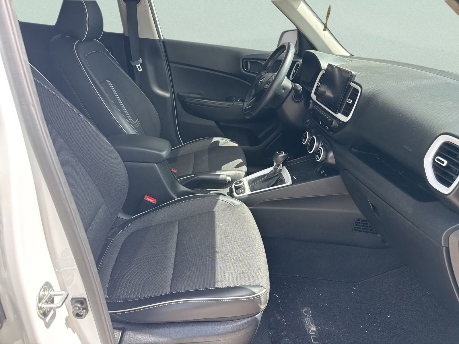 Used 2023 Hyundai Venue Limited FWD image 22