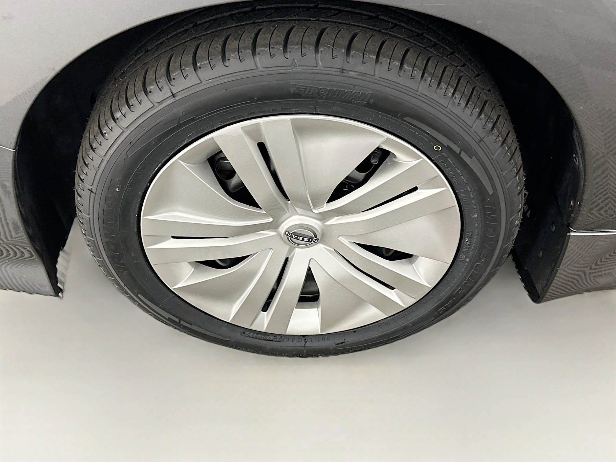 Used 2025 Nissan Leaf S image 11