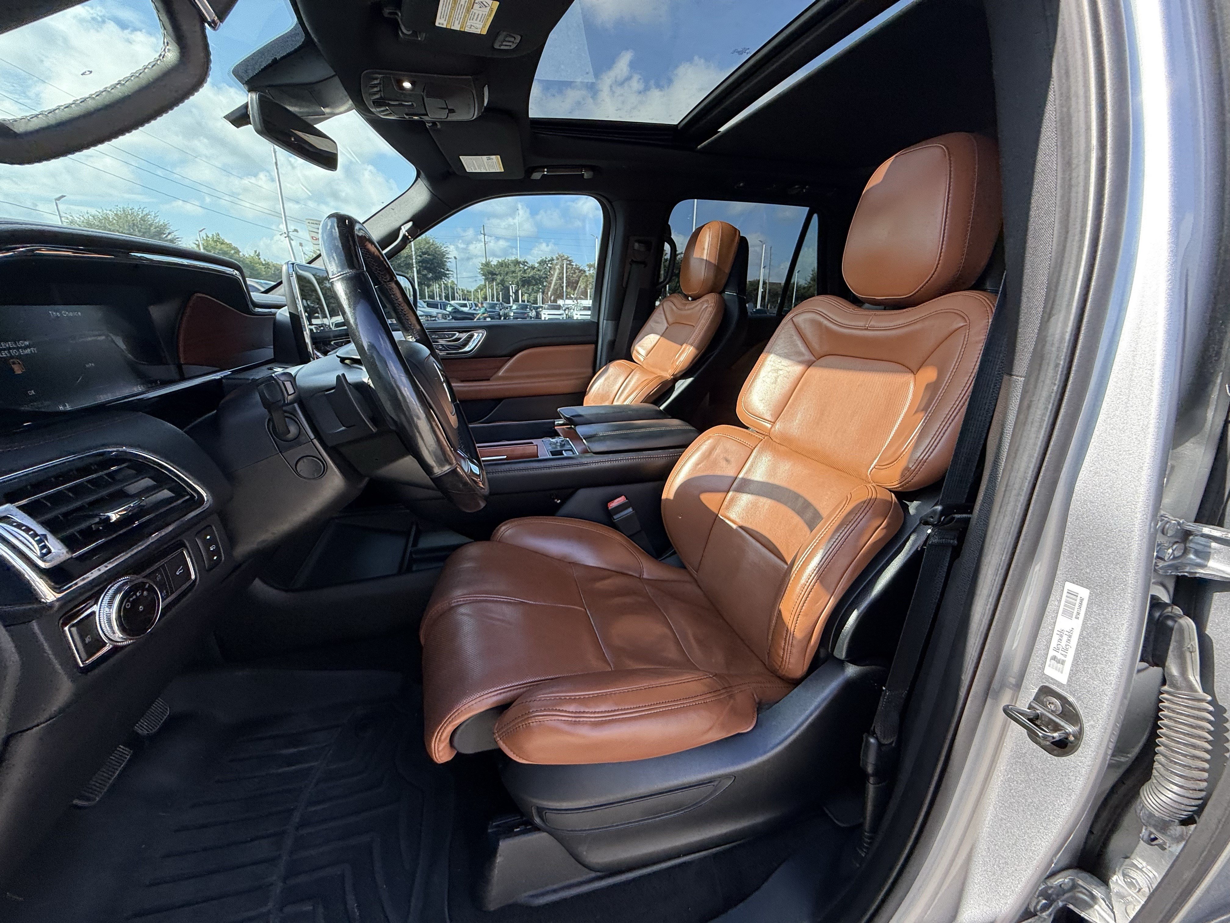 Used 2021 Lincoln Navigator Reserve w/ Luxury Package RWD image 29