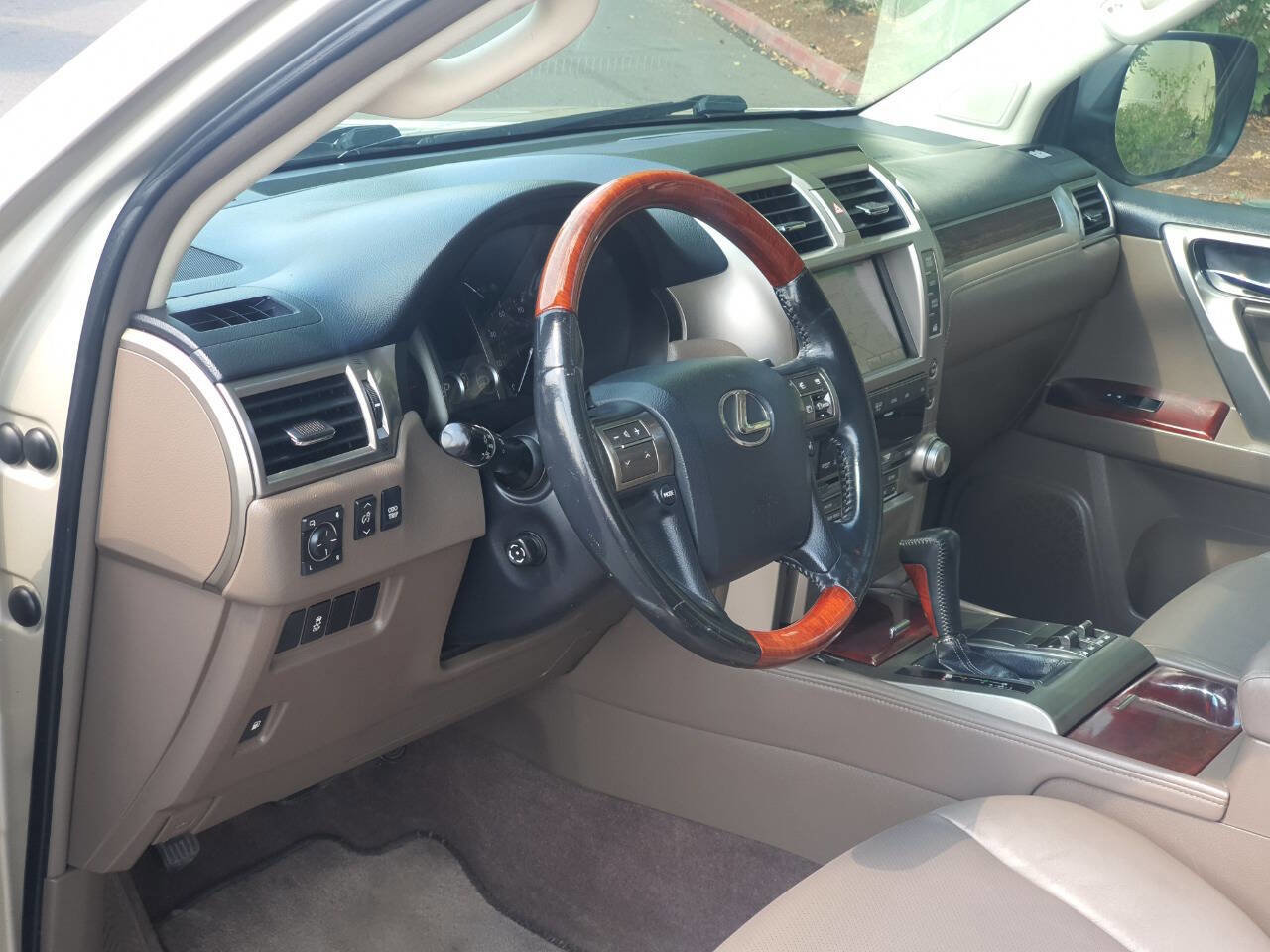 Used 2011 Lexus GX 460 image 22