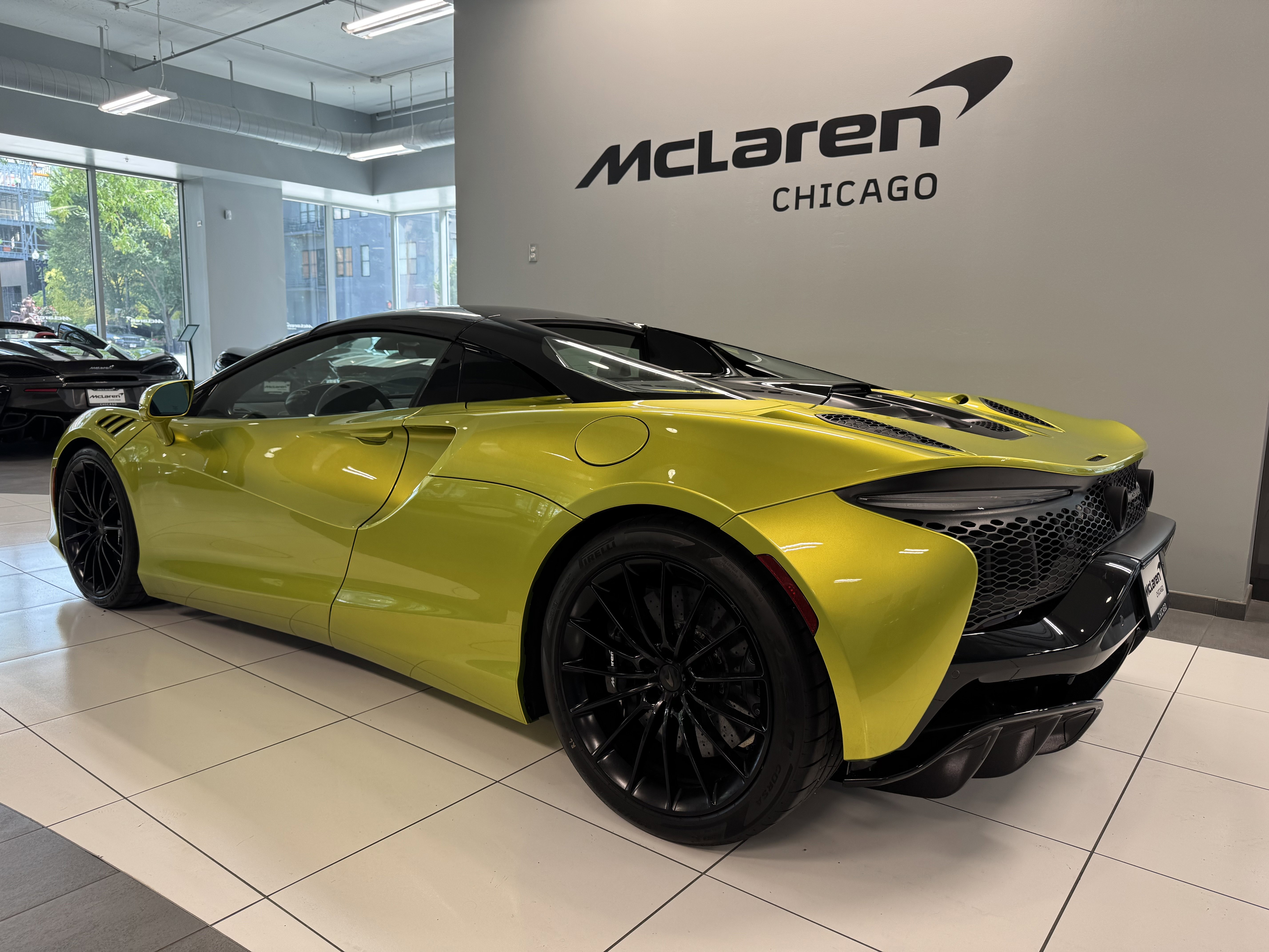 Used 2025 McLaren Artura Spider image 2