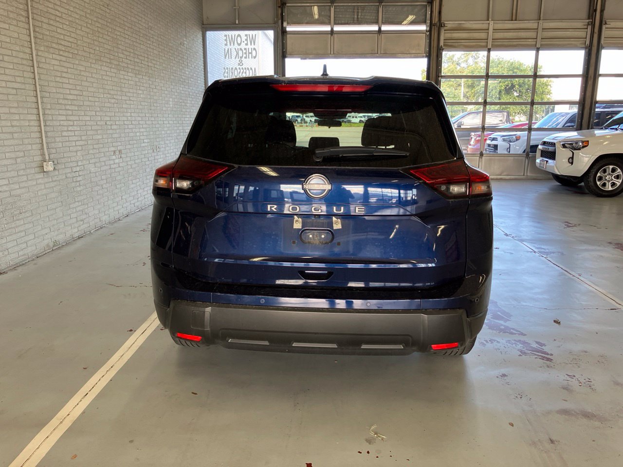 Used 2025 Nissan Rogue SV FWD image 4
