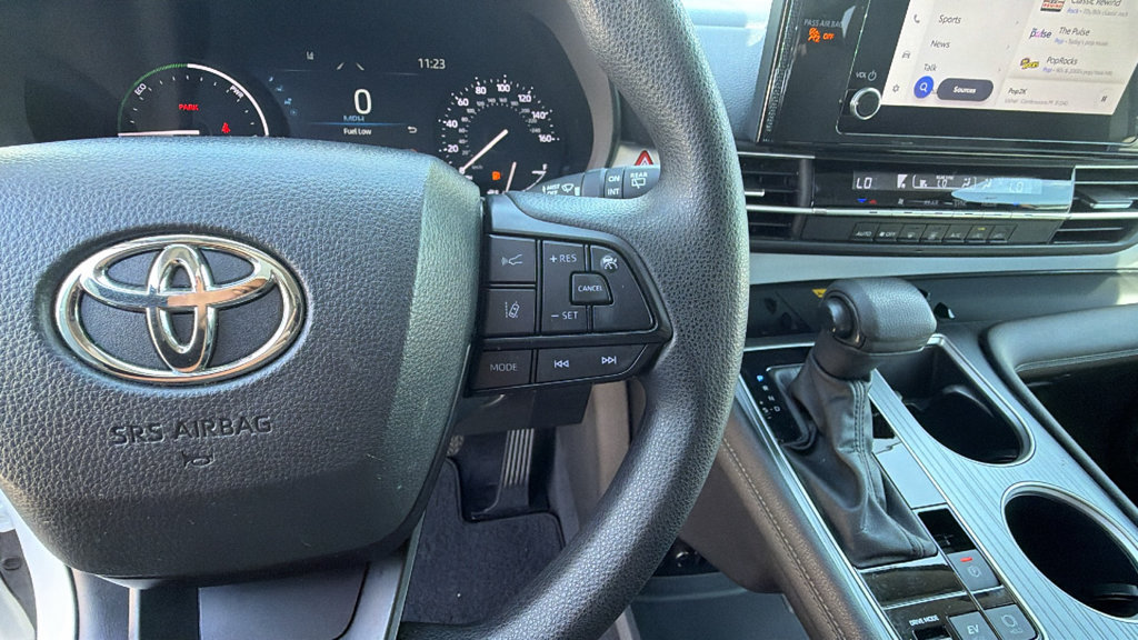 Used 2025 Toyota Sienna LE FWD image 26