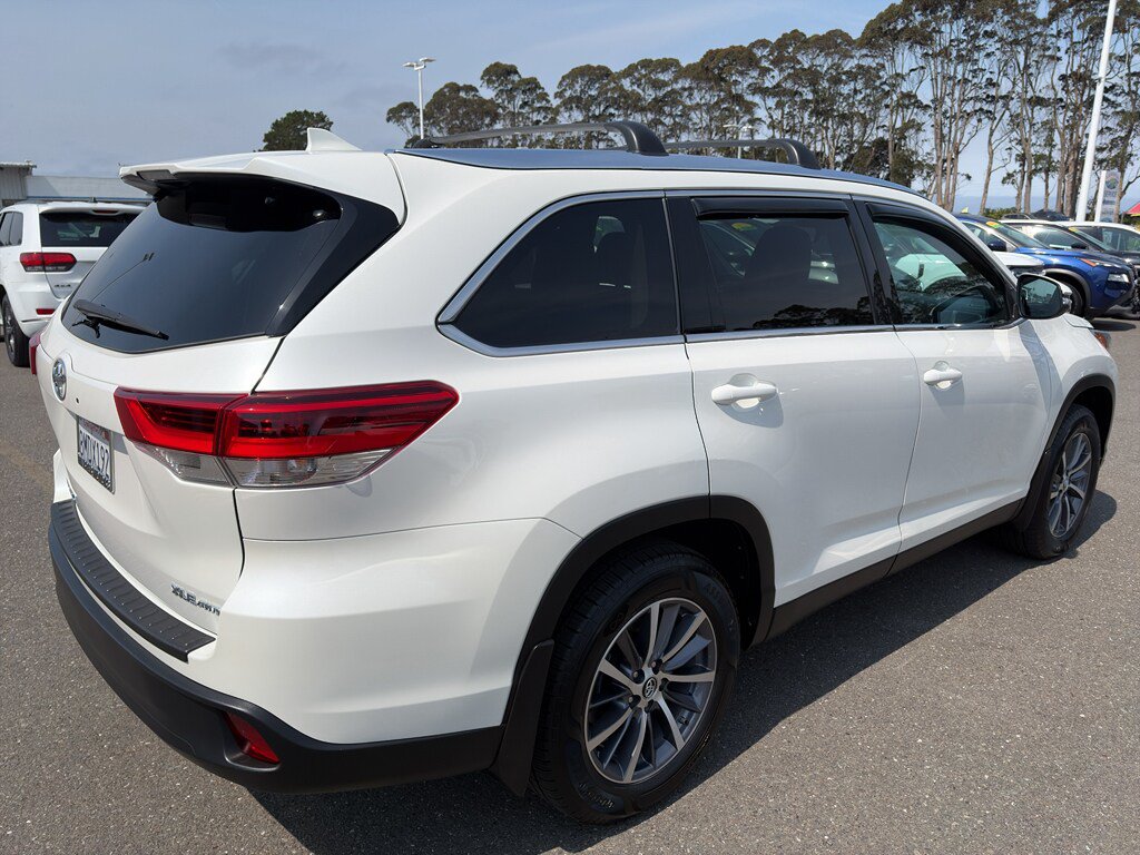 Used 2019 Toyota Highlander XLE AWD/4WD image 6