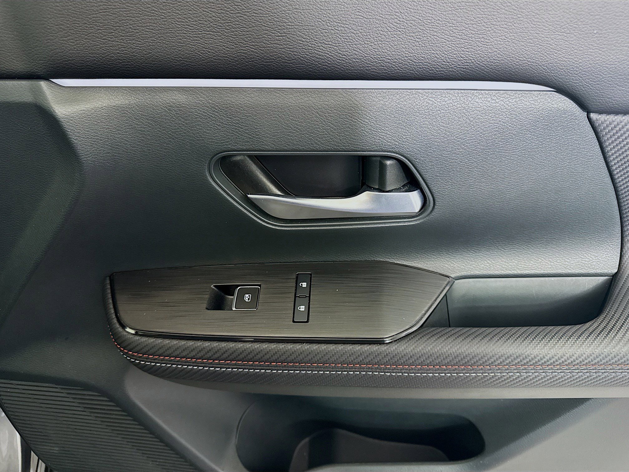 Used 2025 Nissan Kicks SR image 31