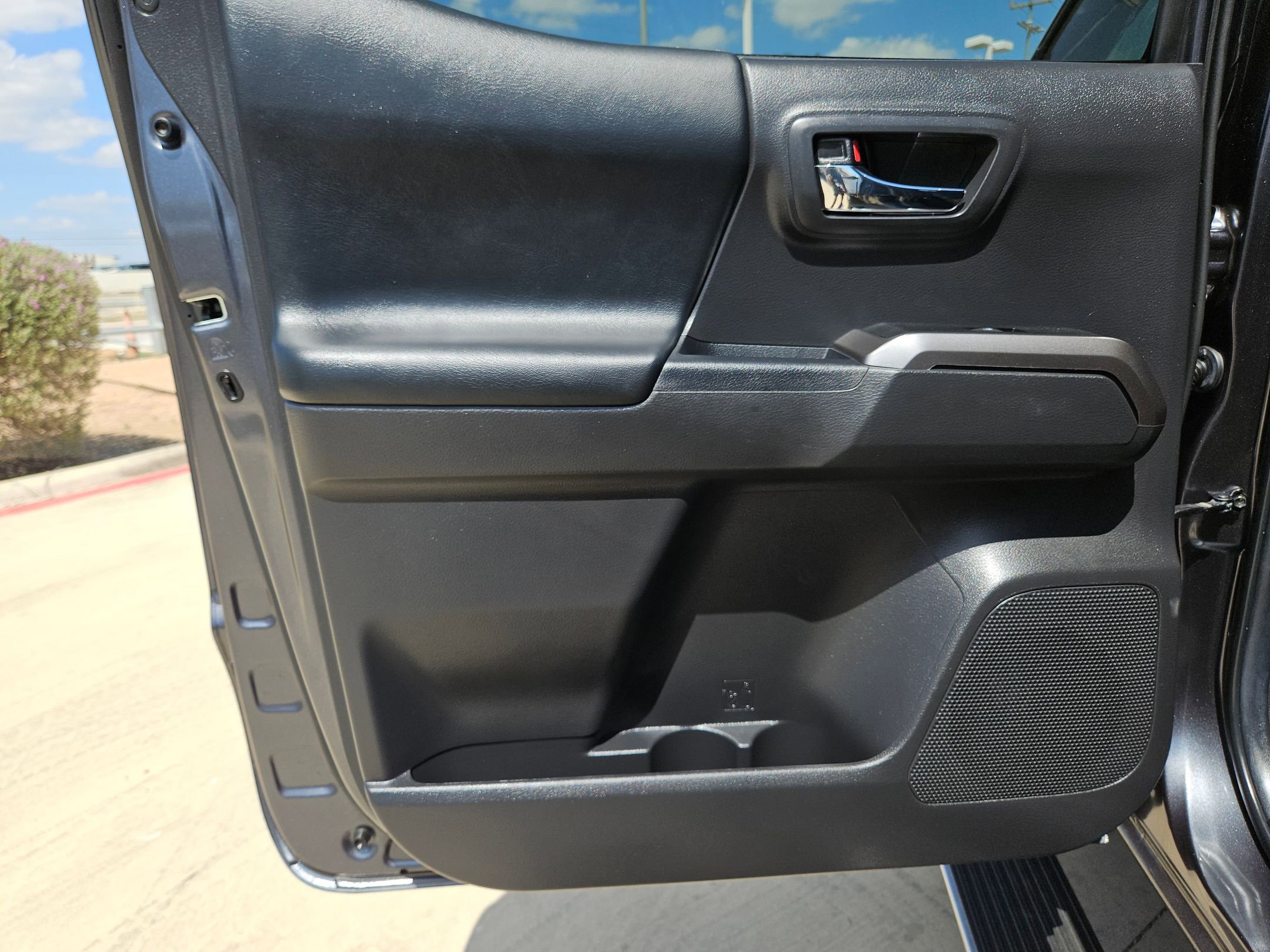 Used 2022 Toyota Tacoma Limited image 15