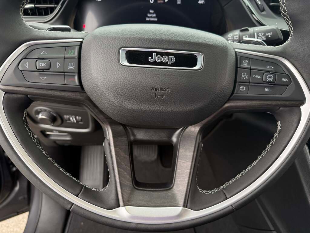 New 2026 Jeep Grand Cherokee Altitude image 24