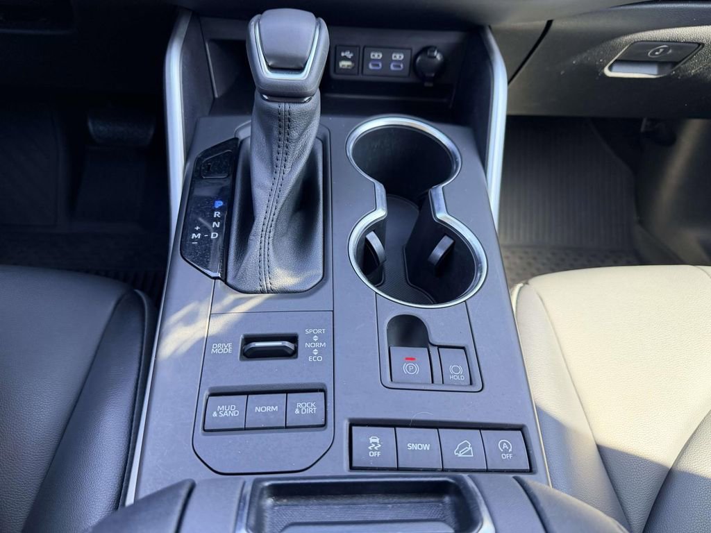 Used 2022 Toyota Highlander XLE image 6