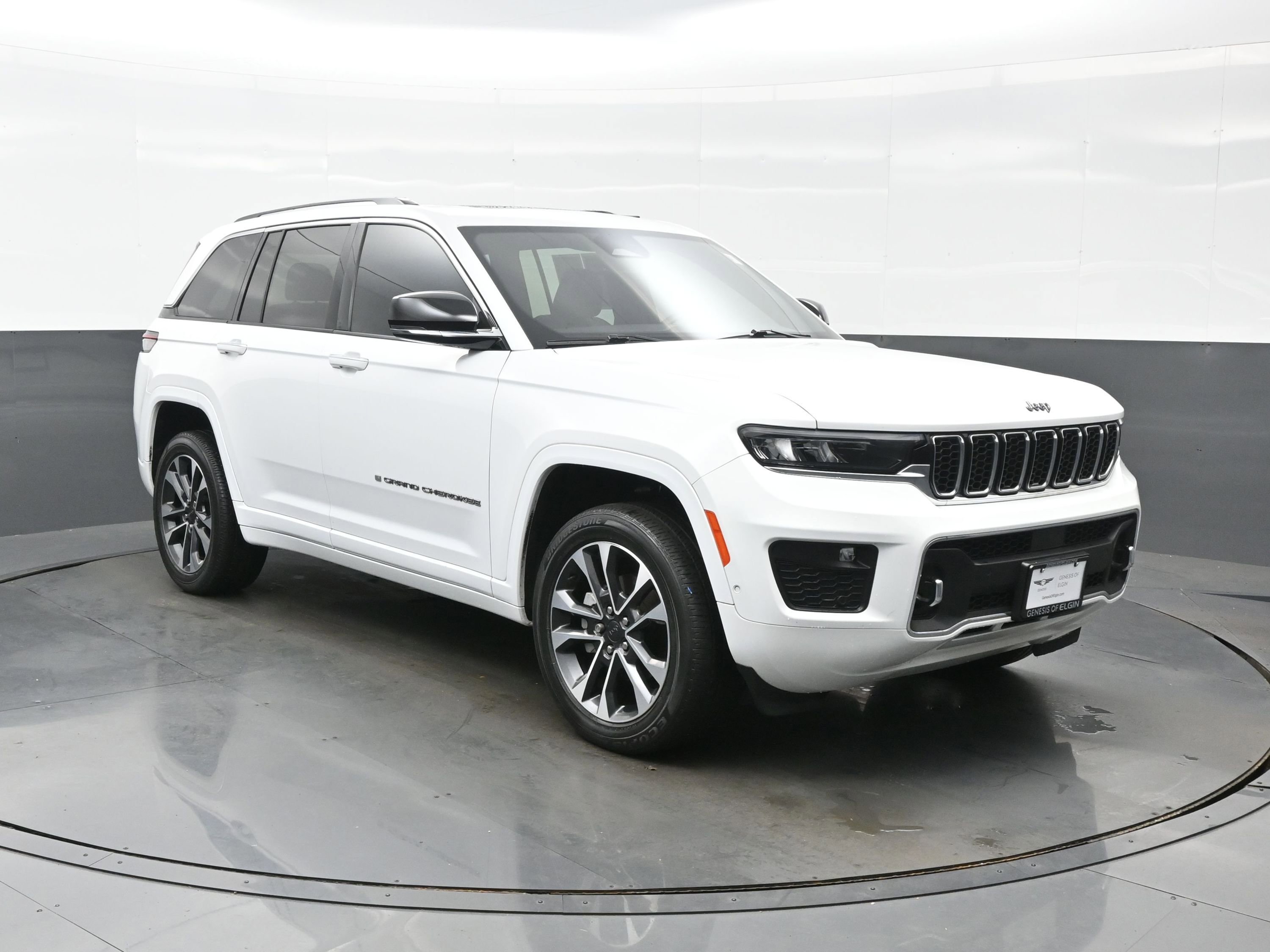 Used 2023 Jeep Grand Cherokee Overland AWD/4WD image 2