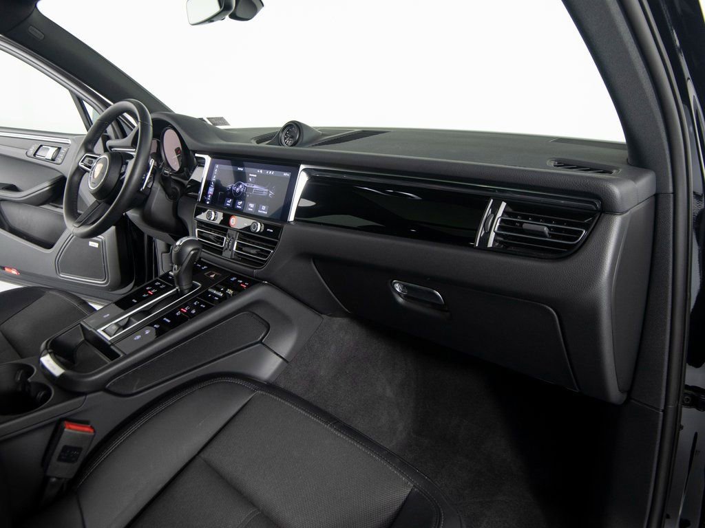 Certified 2025 Porsche Macan image 28