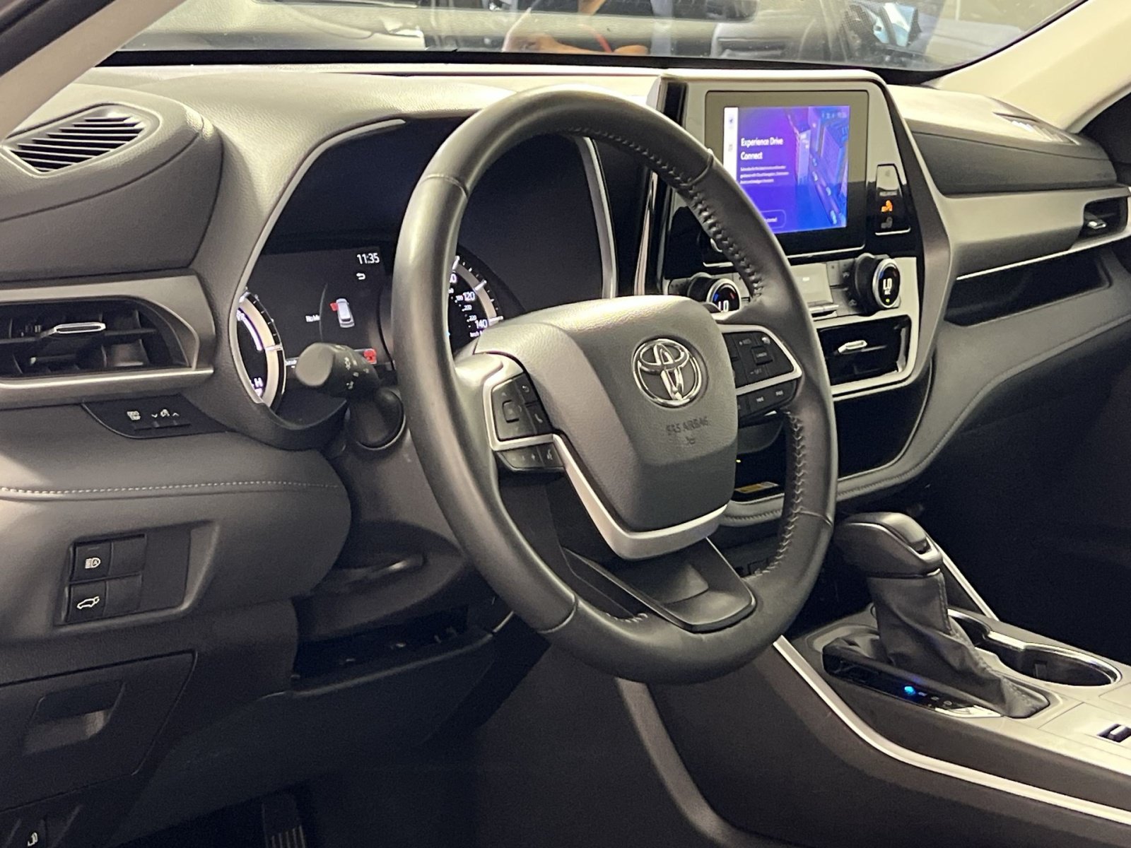 Used 2025 Toyota Highlander XLE AWD/4WD image 16