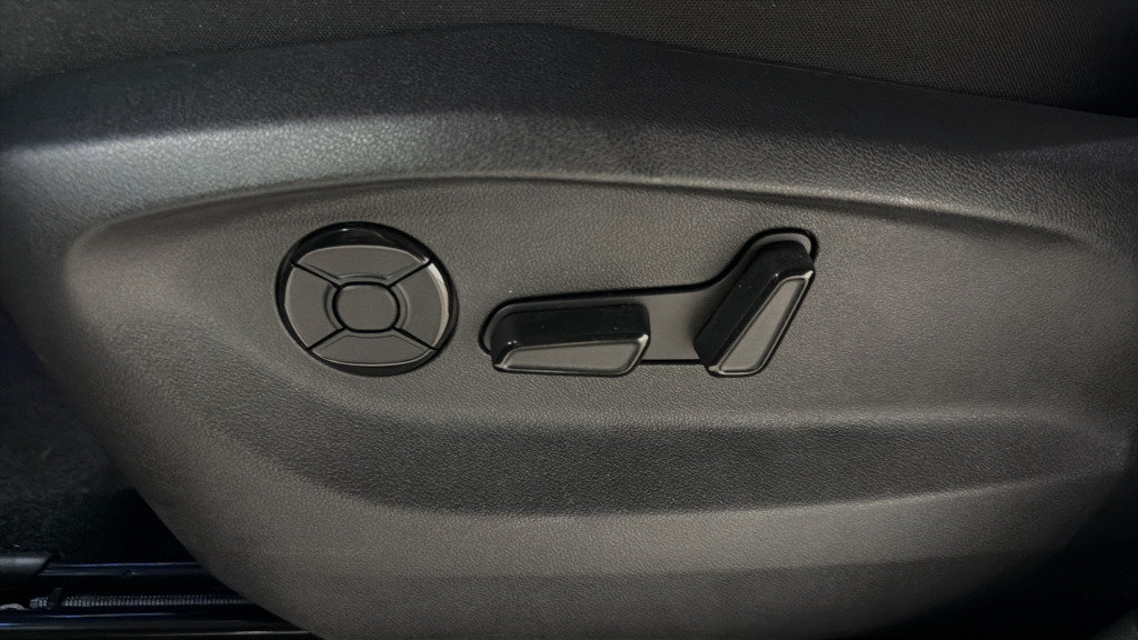 Certified 2025 Volkswagen Tiguan SE FWD image 18