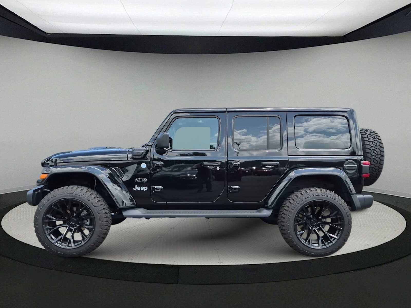 Used 2021 Jeep Wrangler Unlimited Sahara w/ Cold Weather Group AWD/4WD image 5