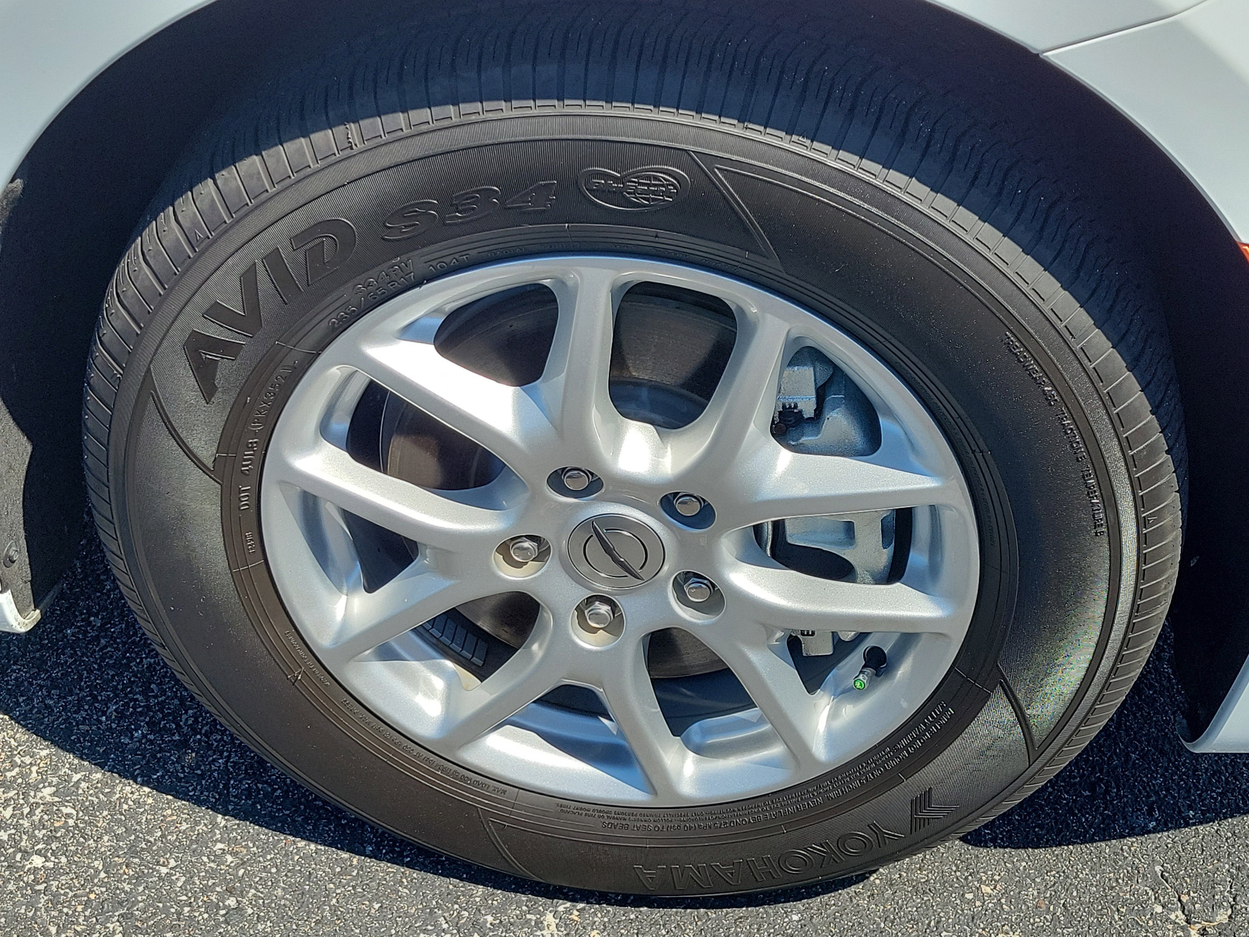 Used 2022 Chrysler Pacifica Touring-L w/ Uconnect Theater Family Group image 8