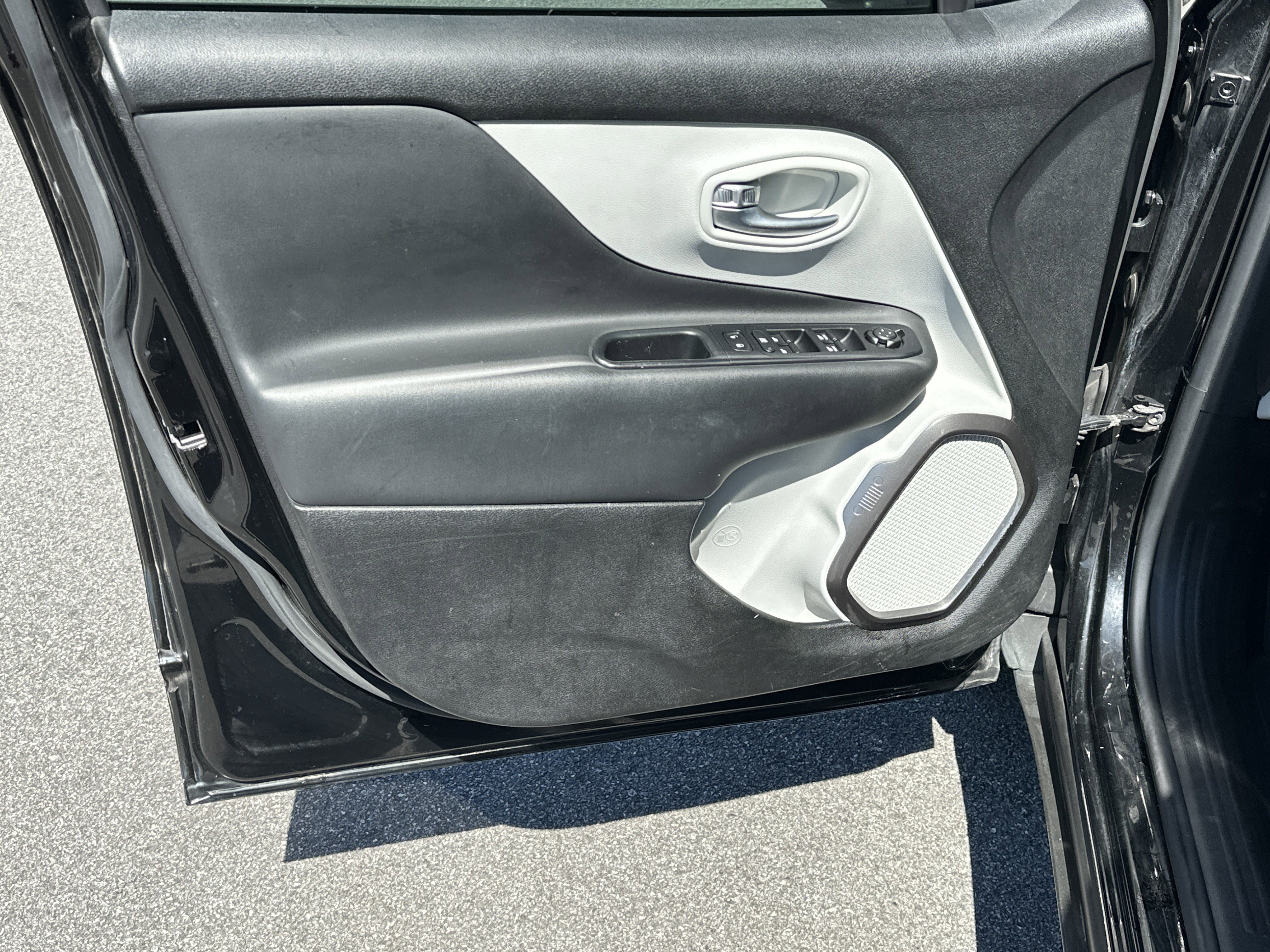 Used 2018 Jeep Renegade Limited w/ UConnect 8.4 Nav Group image 11