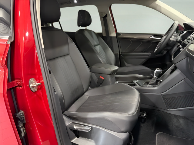Used 2023 Volkswagen Tiguan SE w/ Panoramic Sunroof Package FWD image 14