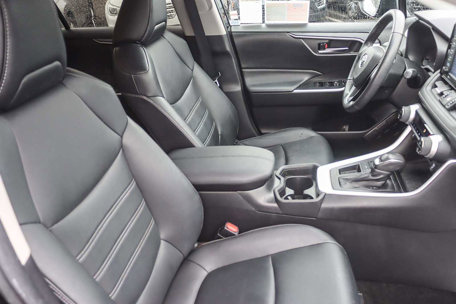 Used 2021 Toyota RAV4 XLE Premium image 16