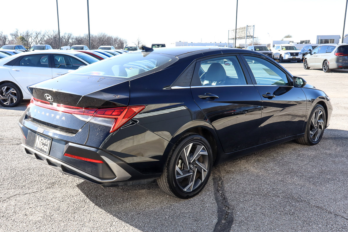 Used 2025 Hyundai Elantra SEL FWD image 4