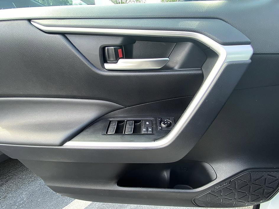 Used 2025 Toyota RAV4 SE AWD/4WD image 9