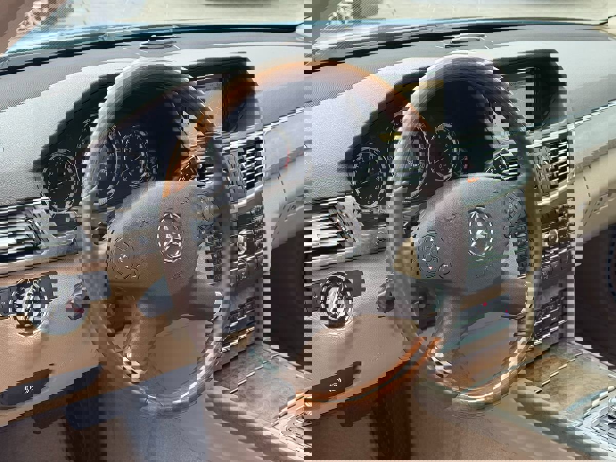 Used 2011 Mercedes-Benz E 550 Sedan image 19