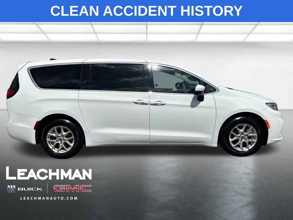 Used 2023 Chrysler Pacifica Touring-L video 2