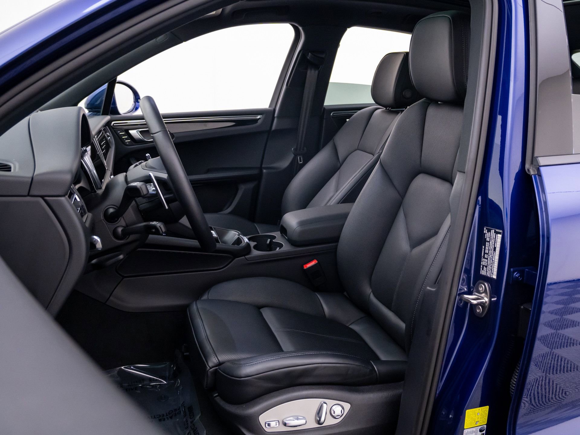 Certified 2026 Porsche Macan AWD/4WD image 5