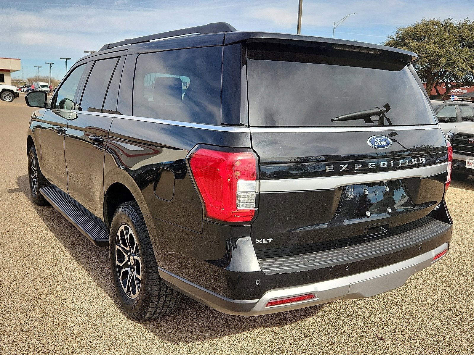 Used 2024 Ford Expedition Max XLT image 3