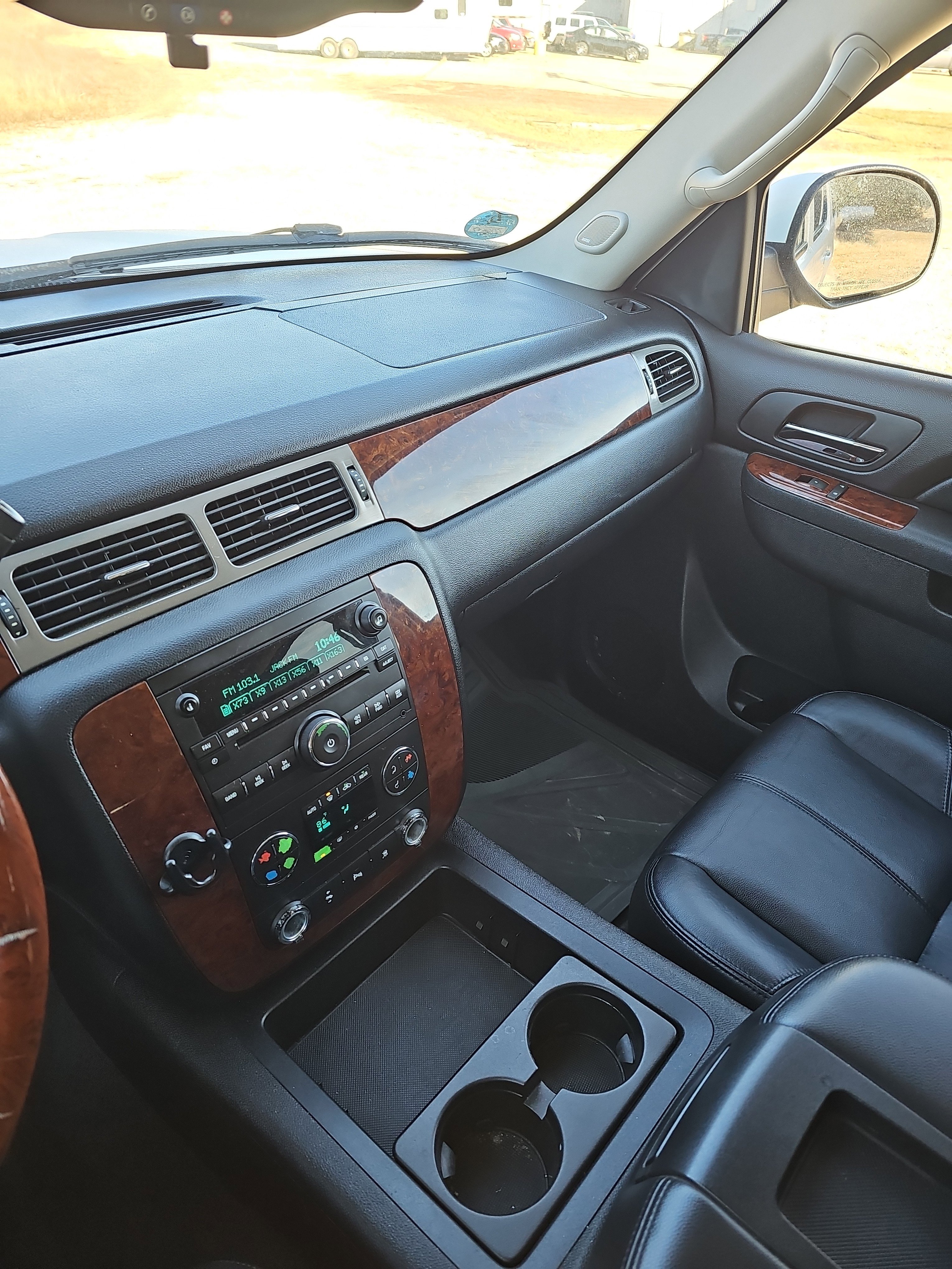 Used 2010 Chevrolet Suburban LT image 24