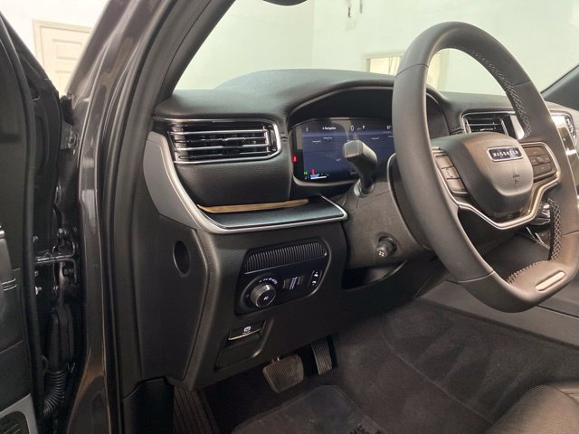 Used 2023 Jeep Wagoneer 4WD w/ Premium Group I image 18