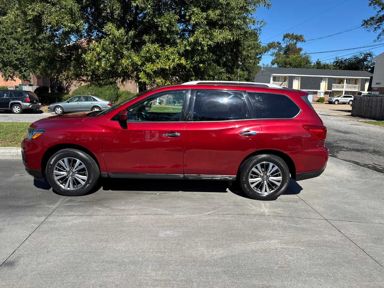 Used 2018 Nissan Pathfinder SV image 3