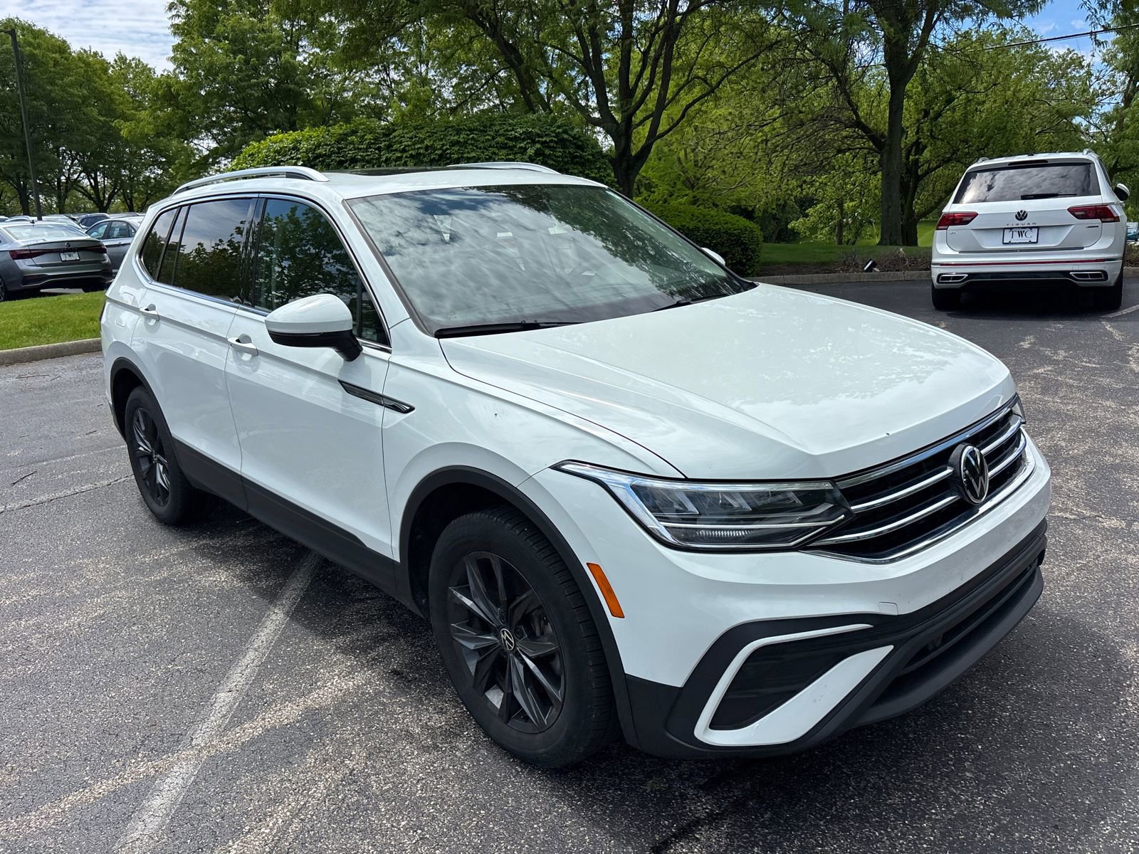 Used 2024 Volkswagen Tiguan SE w/ Panoramic Sunroof Package AWD/4WD image 3