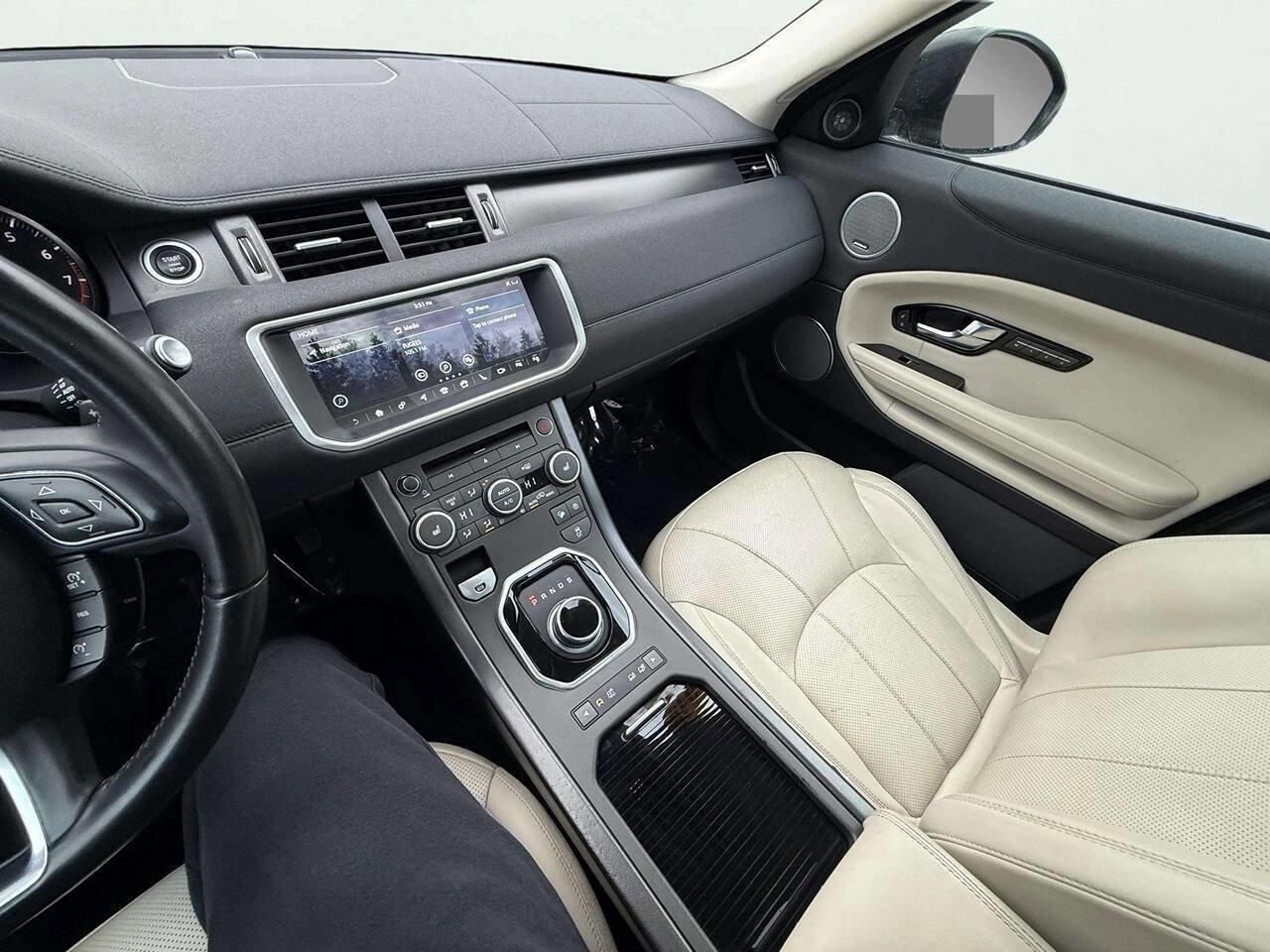 Used 2018 Land Rover Range Rover Evoque HSE image 18