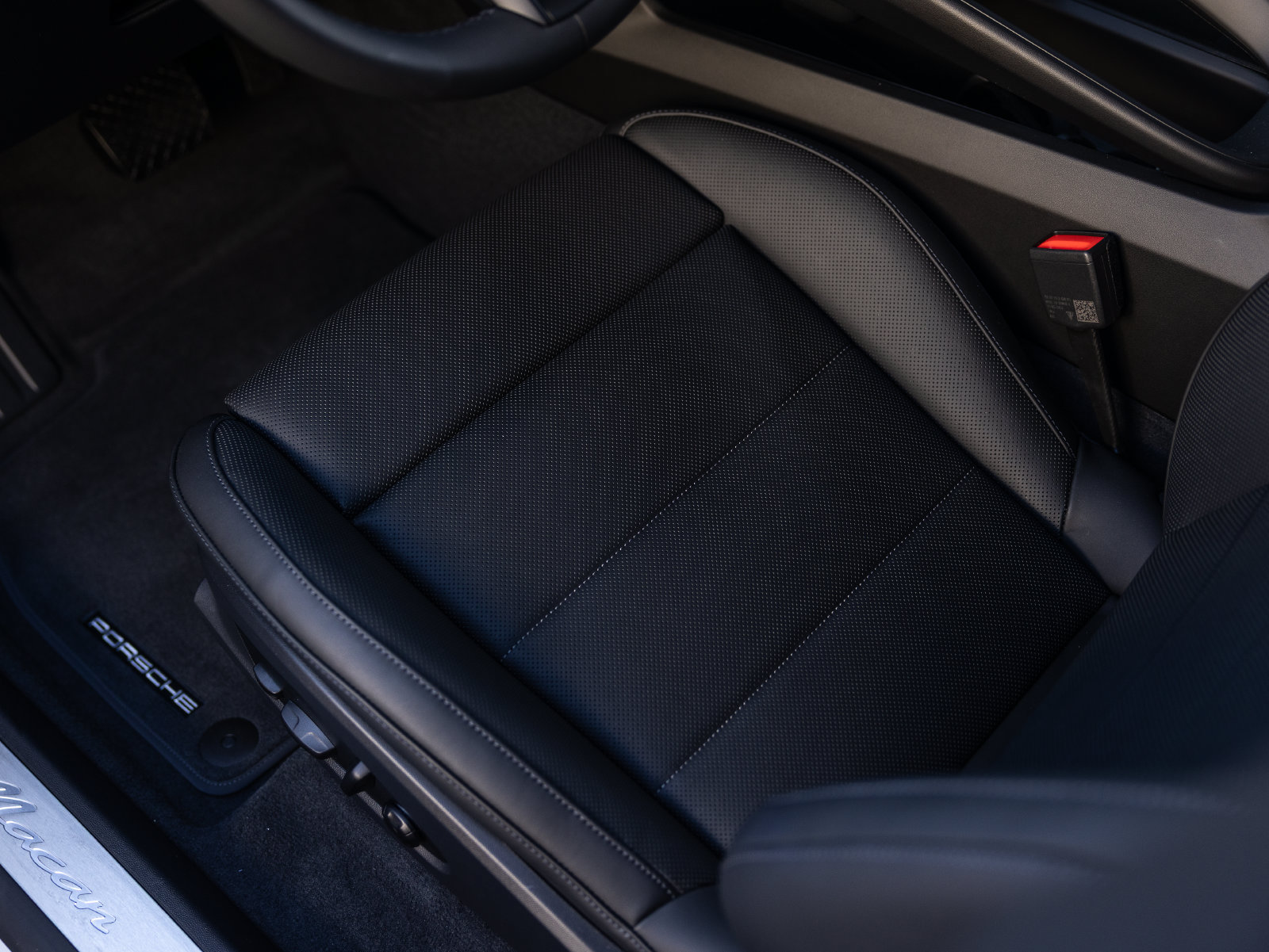 New 2026 Porsche Macan Electric RWD image 26