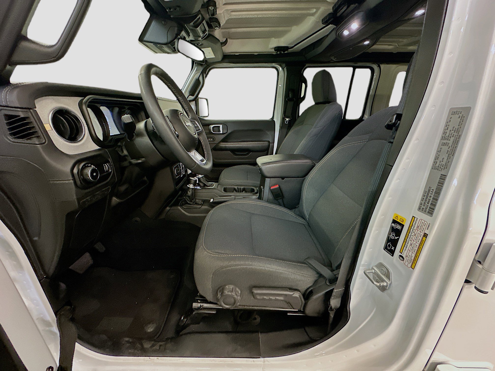 Used 2025 Jeep Wrangler Sahara image 13